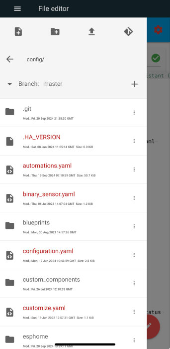 Skärmbild av en filredigerare som visar konfigurationsfiler och mappar, inklusive automations.yaml, binary_sensor.yaml och configuration.yaml, under grenen "master".
