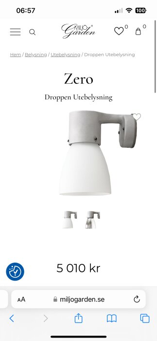 Bild på produktsidan för en utomhuslampa, "Droppen" från Miljögården, med priset 5010 kr. Lampans fäste är synligt i grått material.