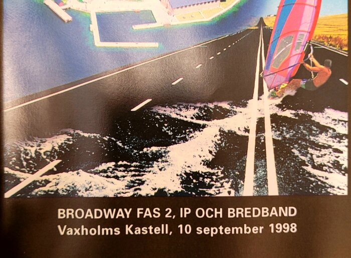 Illustration som visar en vattensportperson på en vindbräda som färdas längs en väg, med texten "Broadway Fas 2, IP och Bredband, Vaxholms Kastell, 10 september 1998".