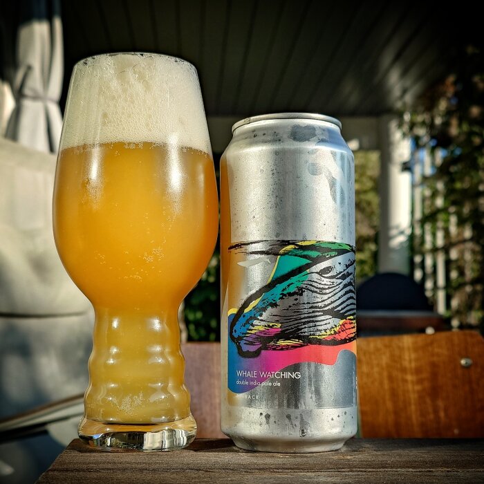 Ett glas med grumlig öl bredvid en ölburk från Finback Brewery med etiketten "Whale Watching Double India Pale Ale".