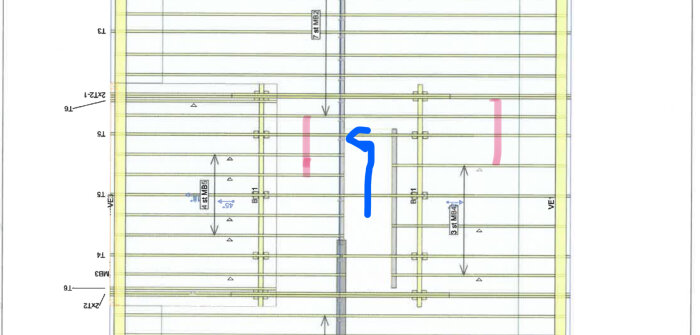 Byggplan för trappa till övervåningen i 1,5-planshus, visande avväxling av bjälke och takstol. Blå markering för trappans väg, rosa för avväxling.