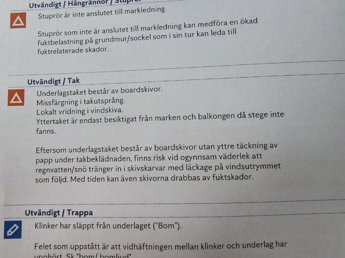 Besiktningsprotokoll som beskriver ytskador på byggnadens underlagstak, inklusive fuktpåverkade boardskivor, missfärgningar i takutsprång, och problem med takläggningen.