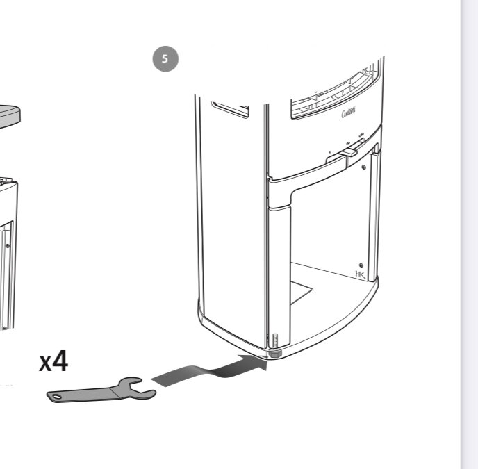 Illustration av Contura 750 kamin som visar fyra skruvfötter och skiftnyckel för justering.