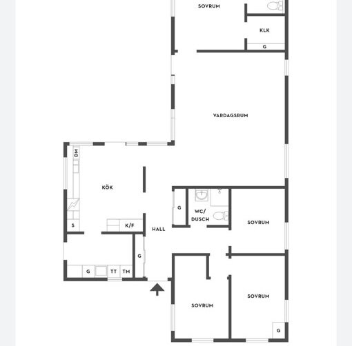 Planritning av bostad med kök där kyl och frys står mot väggen mot grovköket. Inlägget frågar om det finns risk för värme från ugnens placering bredvid kyl och frys.