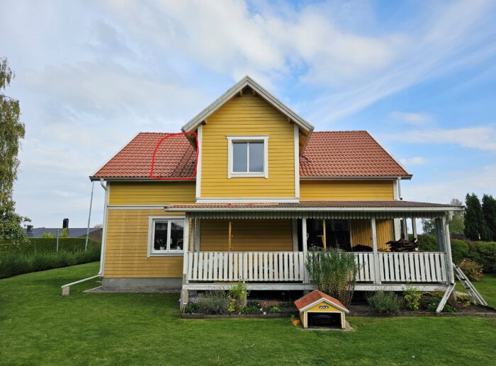 Gul villa med veranda och rött tegeltak; en sektion på taket är inringad i rött, område som saknar boardskivor.