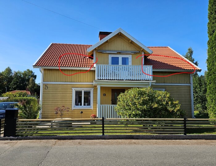 Gult hus med vita knutar och takkupor. Två rödmarkerade områden på taket som visar att boardskivor saknas.