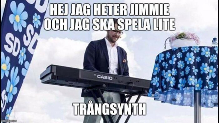 En man spelar på ett Casio-keyboard. Text på bilden: "Hej jag heter Jimmie och jag ska spela lite trångsynth.