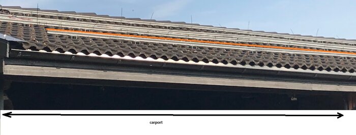 Carportöppning som är 540 cm bred under ett tak med betongpannor. En orange stödlinje är dragen längs takets lutning.