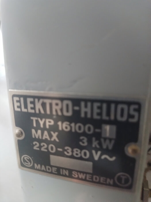 Skylt på en Elektro-Helios enhet med modellnummer 16100-1, maxeffekt 3 kW, spänning 220-380 V, tillverkad i Sverige.