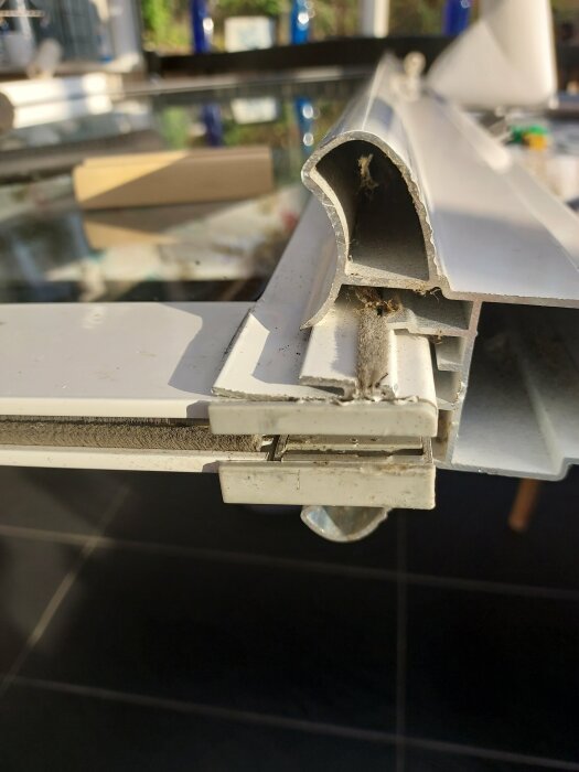 Närbild av ett sidostycke med ett synligt kugghjul som är svårt att ta isär för utbyte.