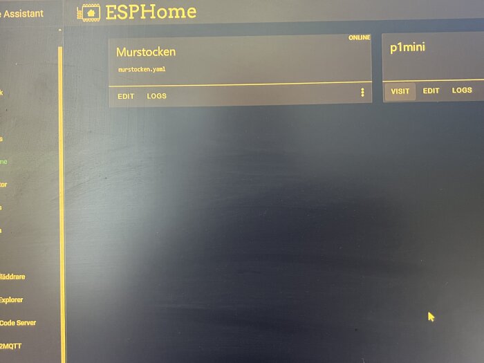 Skärmdump av ESPHome-gränssnittet med filen "murstocken.yaml" online och knappen "visit" markerad för p1mini.