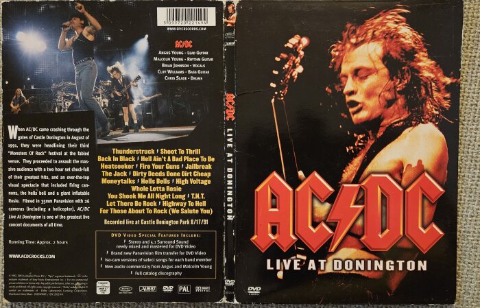 DVD-fodral för AC/DC Live at Donington med omslagsbilden av en livemusikkonsert och låttitlar listade på baksidan.