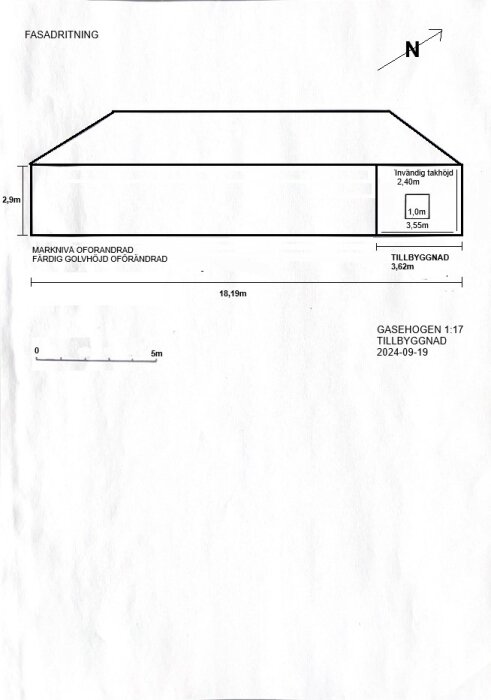 Fasadritning av byggnad med måtten 18,19 m längd och 2,90 m höjd, inklusive tillbyggnad och takhöjd på 2,40 m. Skala 1:17. Norrpil och skala visas nederst.