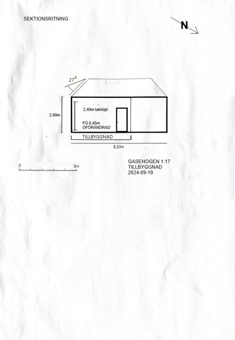 En sektionsritning av en tillbyggnad visar ett rum med 2,4 meter takhöjd och en yta på 8,30 meter på längden. Ritningen inkluderar också en dörr och mätningar i skala.