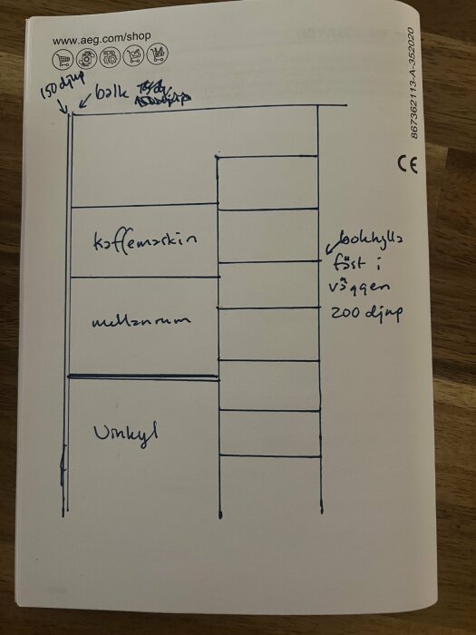 Ritning av en bokhylla med markerade sektioner för kaffemaskin, mikrovågsugn, och vinkyl, samt måttangivelser på djup och bredd.