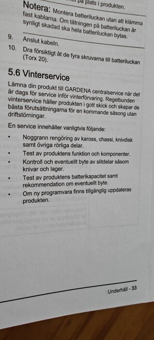 Manuellsidan om vinterservice för en Gardena-produkt, innehållande steg som rengöring, funktionskontroll, batterikapacitetstest och eventuell mjukvaruuppdatering.