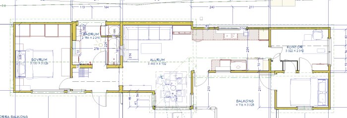 Planlösning av ett avlångt hus med rum som sovrum, badrum, allrum, kök, kontor och balkonger, användare överväger placering av luftvärmepump.