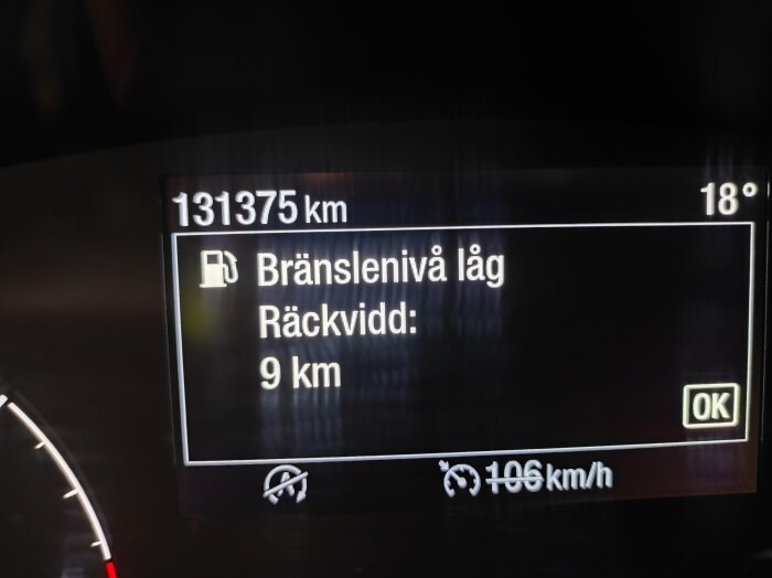 Bilens instrumentpanel som visar varningen "Bränslenivå låg" med en räckvidd på 9 km. Odometern visar 131375 km.