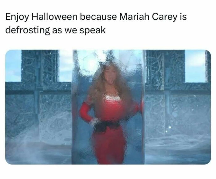 Bild på en person i en röd klädsel innesluten i ett isblock, med texten "Enjoy Halloween because Mariah Carey is defrosting as we speak".