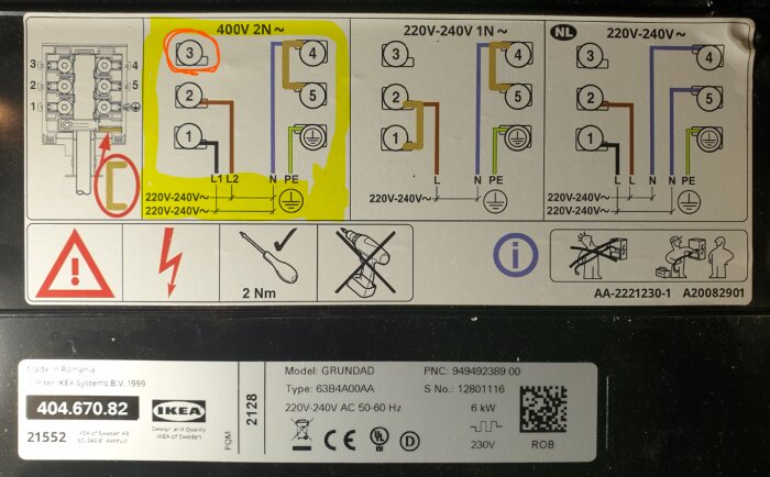 Kopplingsschema för IKEA induktionshäll Grundad med markeringar för installation av 400V 2N~, inklusive anslutningar för L1, L2, N och PE samt varningstexter om elrisk.