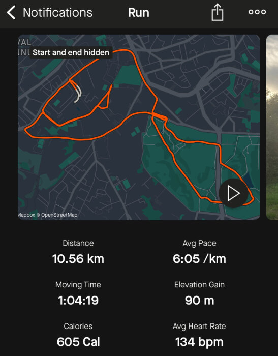 Löparapp visar en 10,56 km runda med en medelhastighet på 6:05 min/km, rörelsetid på 1:04:19, höjdökning på 90 m, kaloriförbrukning på 605 kcal och en puls på 134 bpm.