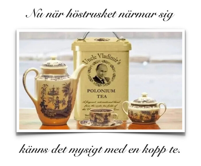 Kaffekanna, burk, kopp och sockerskål på bord, med text om att det känns mysigt med en kopp te när höstrusket närmar sig.