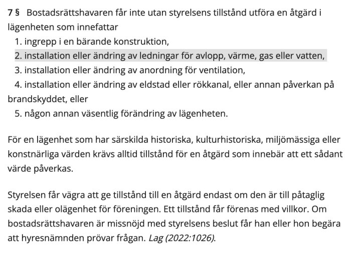 Bild av text från 7 kap 7 § bostadsrättslagen som beskriver att styrelsens tillstånd krävs för vissa åtgärder i en lägenhet inklusive installation eller ändring av ledningar.