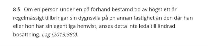 Utdrag från folkbokföringslagen, paragraf 8, som beskriver att en persons regelbundna övernattning på annan fastighet än den egentliga hemvisten inte leder till ändrad bosättning.