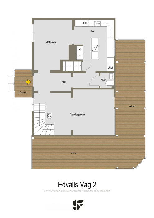 Planskiss av bottenvåningen i ett hus med kök, matplats, vardagsrum, WC, hall och altaner som omger huset.