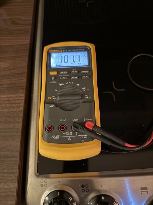 Digital multimeter på en köksbänk som visar ett värde på 0,01.