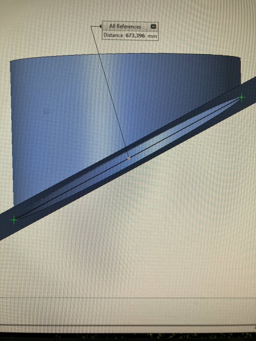 Skärmdump av 3D-modell som visar ett ovalt hål med måttet 673,396 mm i en plåt samt en vinklad cylinder ovanför.