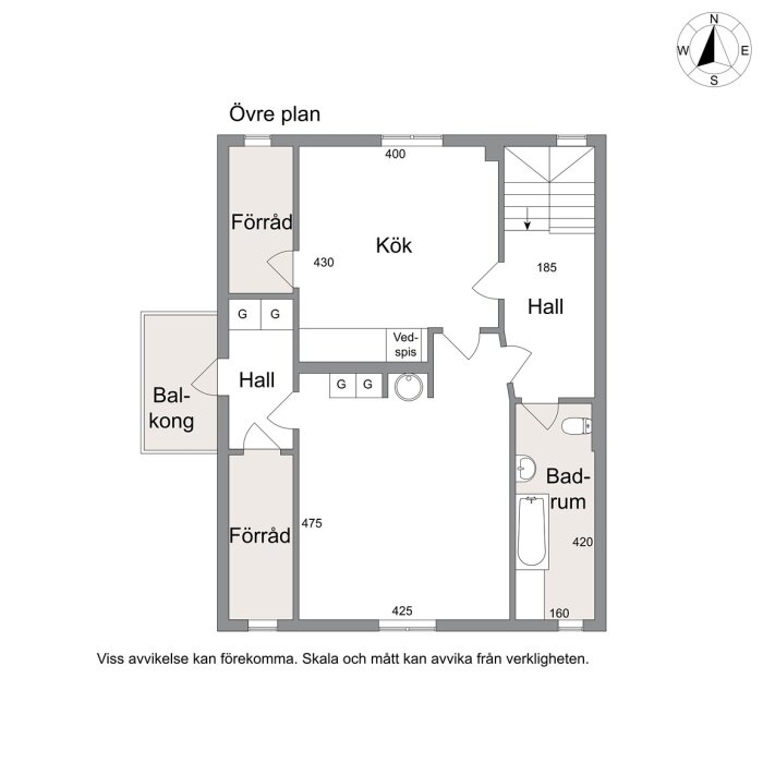 Planritning av sekelskifteshusets övre plan med rum som kök, hall, badrum, och två förråd, samt en balkong.