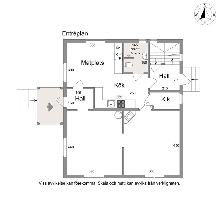 Planritning över entréplan för sekelskifteshus med matplats, kök, två hallar, toalett/dusch och klädkammare. Skala och mått kan avvika från verkligheten.