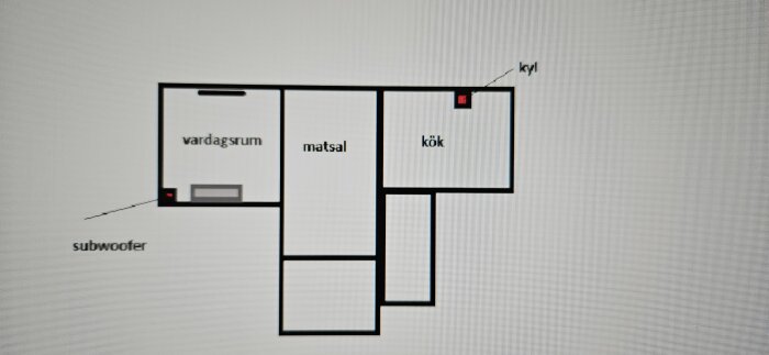 Planskiss över hus med subwoofer placerad i vardagsrum och kylskåp markerat i kök. Rummen inkluderar vardagsrum, matsal och kök.