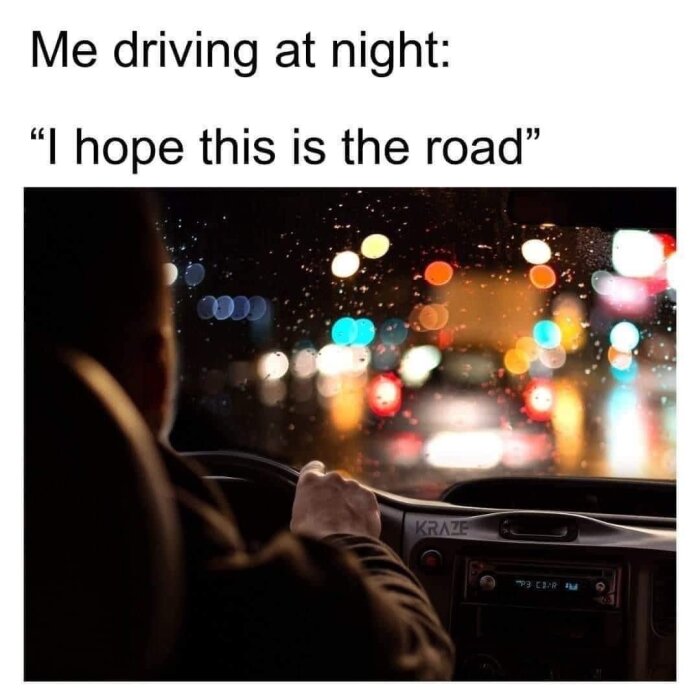 En person kör bil på natten med suddiga ljus i bakgrunden och regndroppar på bilrutan. Texten ovanpå bilden lyder: "Me driving at night: 'I hope this is the road'".