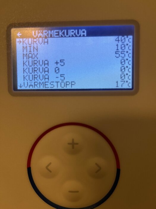 Display på värmepump med temperaturinställningar för värmekurva och värmestopp, samt kontrollknappar för justering.