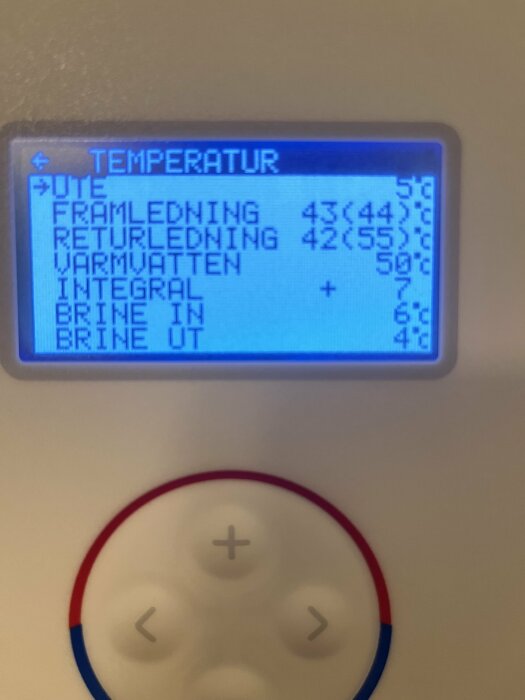 Display på värmepump som visar nuvarande temperaturinställningar inklusive framledning, returledning, varmvatten, integral, brine in och brine ut.