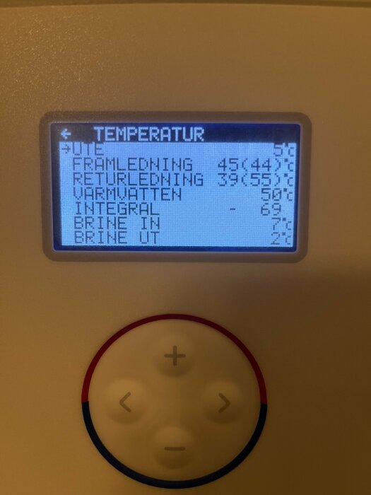 Display på bergvärmepump som visar temperaturer framledning 45°C, returledning 39°C, varmvatten 50°C, brine in 7°C, brine ut 2°C, samt kontrollknappar.