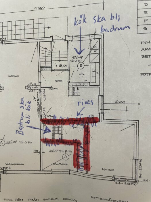 En ritning över bottenvåningen i ett 40-tals hus där köket ska bli badrum och badrummet ska bli kök, samt väggen mellan badrum och sovrum ska rivas.