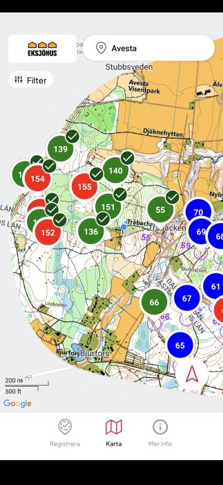 Karta över Avesta med färgmarkerade områden, gröna och röda cirklar med siffror, bredvid en logotyp för Eksjöhus och en knapp för filter.