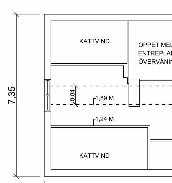 Planskiss visar en våning i ett hus med mått för väggar och rumsindelning. En vägg, markerad med röda streck, mellan kattvind och öppet utrymme ska rivas.