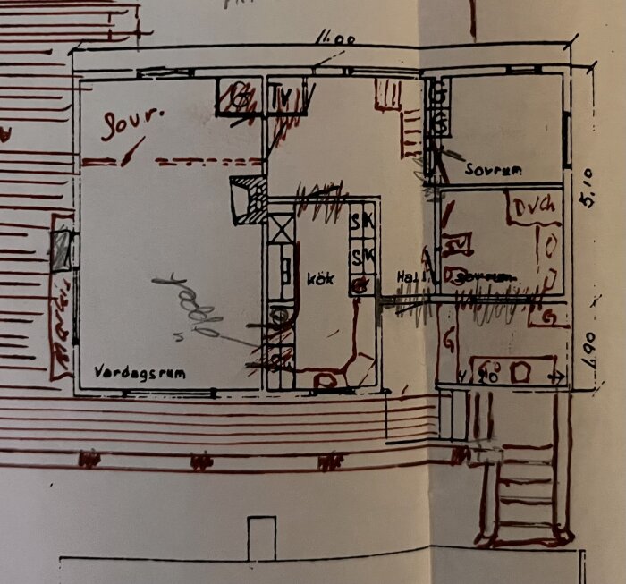 Ritning av ett hus med markeringar för rum som vardagsrum, sovrum, kök, hall, tvättstuga och skorsten, samt handskrivna noteringar och tillägg.