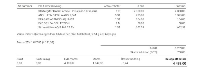 En faktura som listar kostnader och antal för installation av markis, elektriska komponenter inklusive strömställare, totalt belopp att betala 4489 kr.