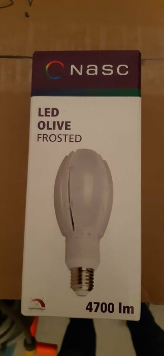 Förpackning av en LED-lampa med texten "Nasc LED Olive Frosted 4700 lm", besökaren undrar om den kan ersätta en kvicksilverlampa utan omkoppling.