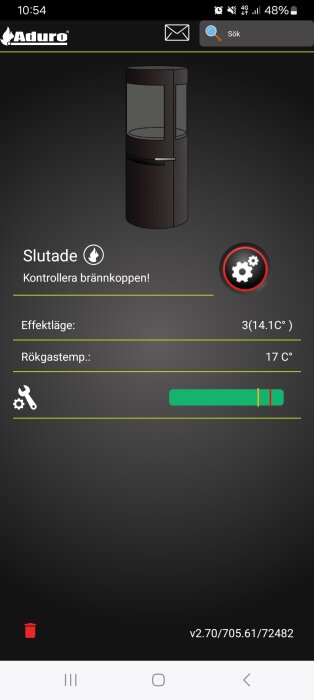 Bild på en skärm med Aduro-logga, texten "Slutade", en grafik av en kamin och meddelandet "Kontrollera brännkoppen!". Effektläge 3(14.1°C), rökgastemp. 17°C.