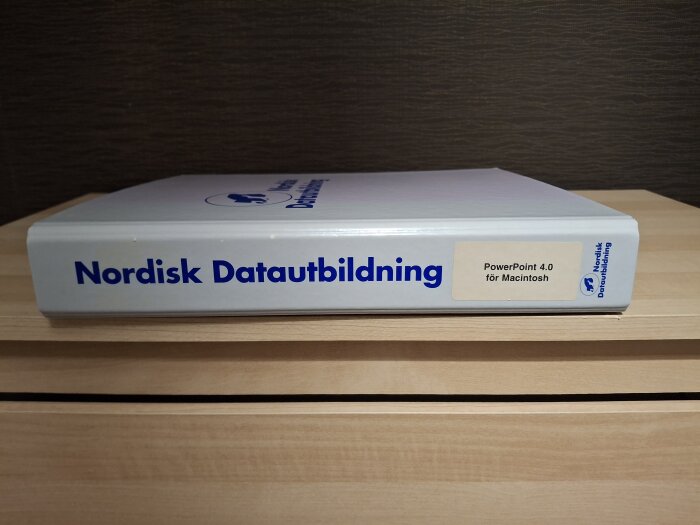 Pärm från Nordisk Datautbildning märkt "PowerPoint 4.0 för Macintosh" från en utbildning 1996.