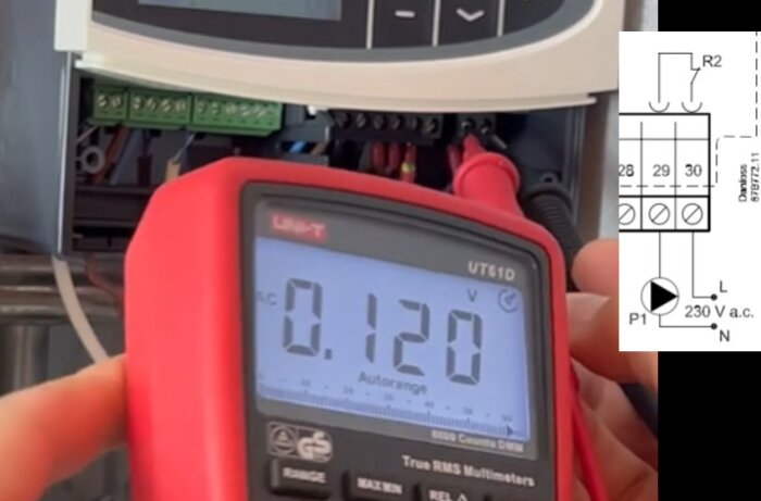 Digital multimeter visar 0,120 V när en användare mäter spänning mot reläkontakter på en elektronisk enhet. En kopplingsschema är också delvis synlig.