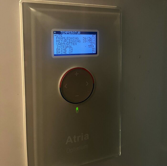 Närbild på displayen till en Thermia Atria Optimum luft/vatten värmepump som visar olika temperaturer som ute, framledning, returledning och varmvatten.