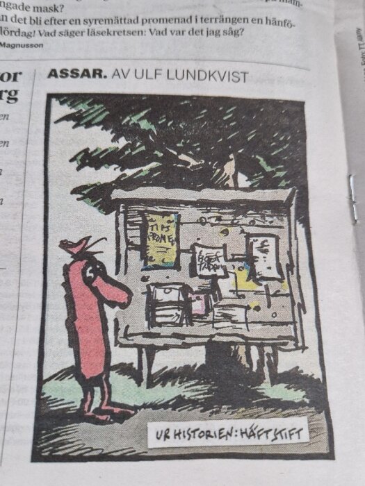 Serieteckningen "Assar" av Ulf Lundkvist som föreställer en figur som tittar på en anslagstavla fylld med papper och bilder, fastsatta med häftstift.