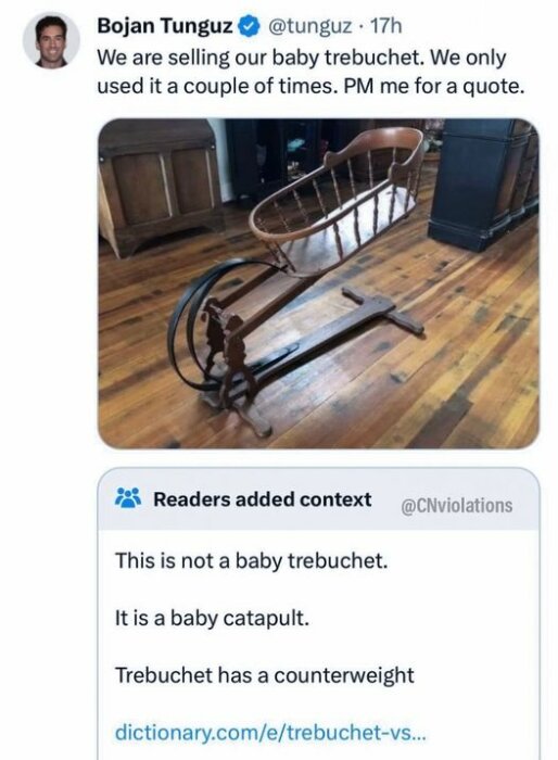 En tweet där en person anger att de säljer en baby trebuchet och en bild på en katapult i trä. Text nedanför bilden korrigerar att det är en "baby catapult".